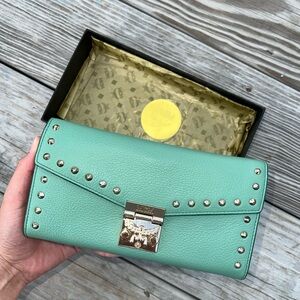 GENTLY USED Tracy Wallet On Chain in Mint